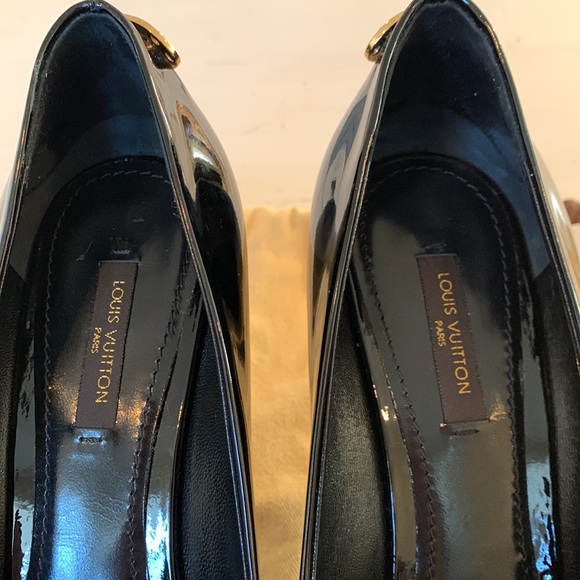 Loius Vuitton black leather pumps with round toe and signature hardware. Size 38 - Picture 15 of 16